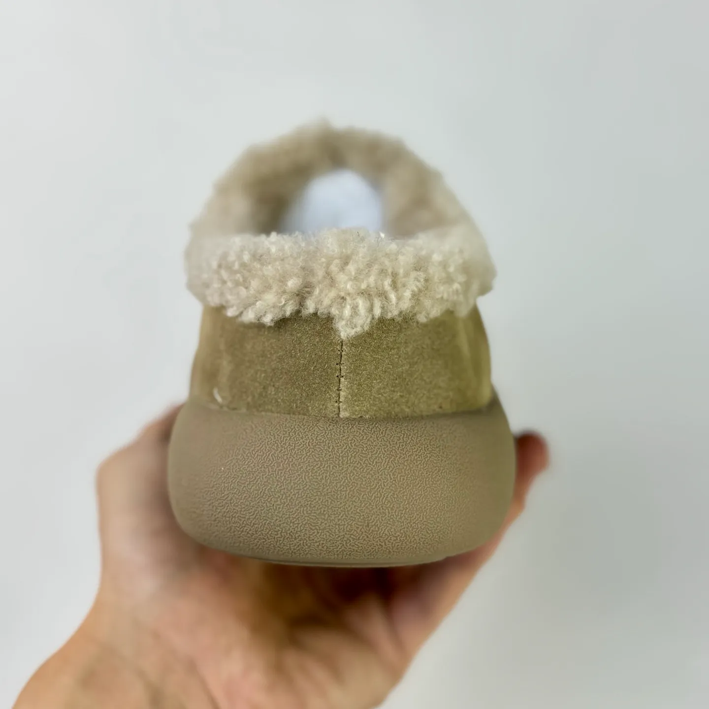 Wanding‼ ️Thick-soled Little Potato 💰480 Xiaohongshu’s popular UGG Little Potato UGG Muller Slippers #All shoes are made of ZP same factory Longfeng A-grade Australian imported sheepskin brand OEM production line fully follows the ZP process flow OEM original pattern maker Adheres to the principle of no original shoes and no development selection Pay attention to every detail The most authentic version on the market Size: 35 36 37 38 39 40